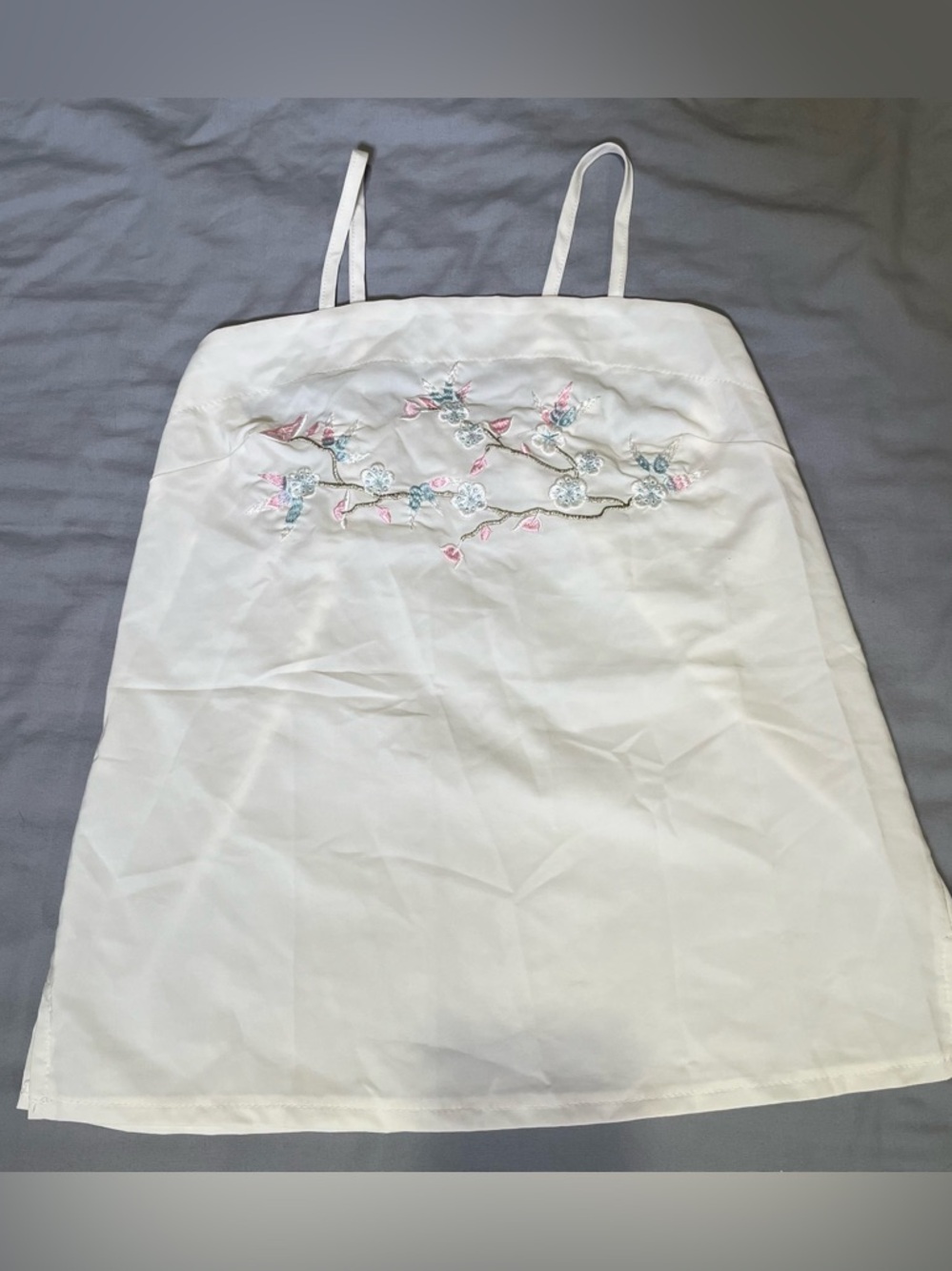 White hanfu diaodai camisole with blue and pink floral embroidery